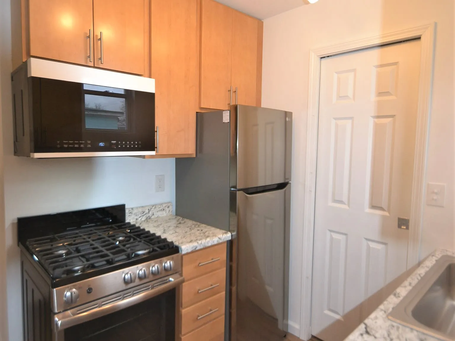 Studio, 220 sqft, $810 — Photo 3