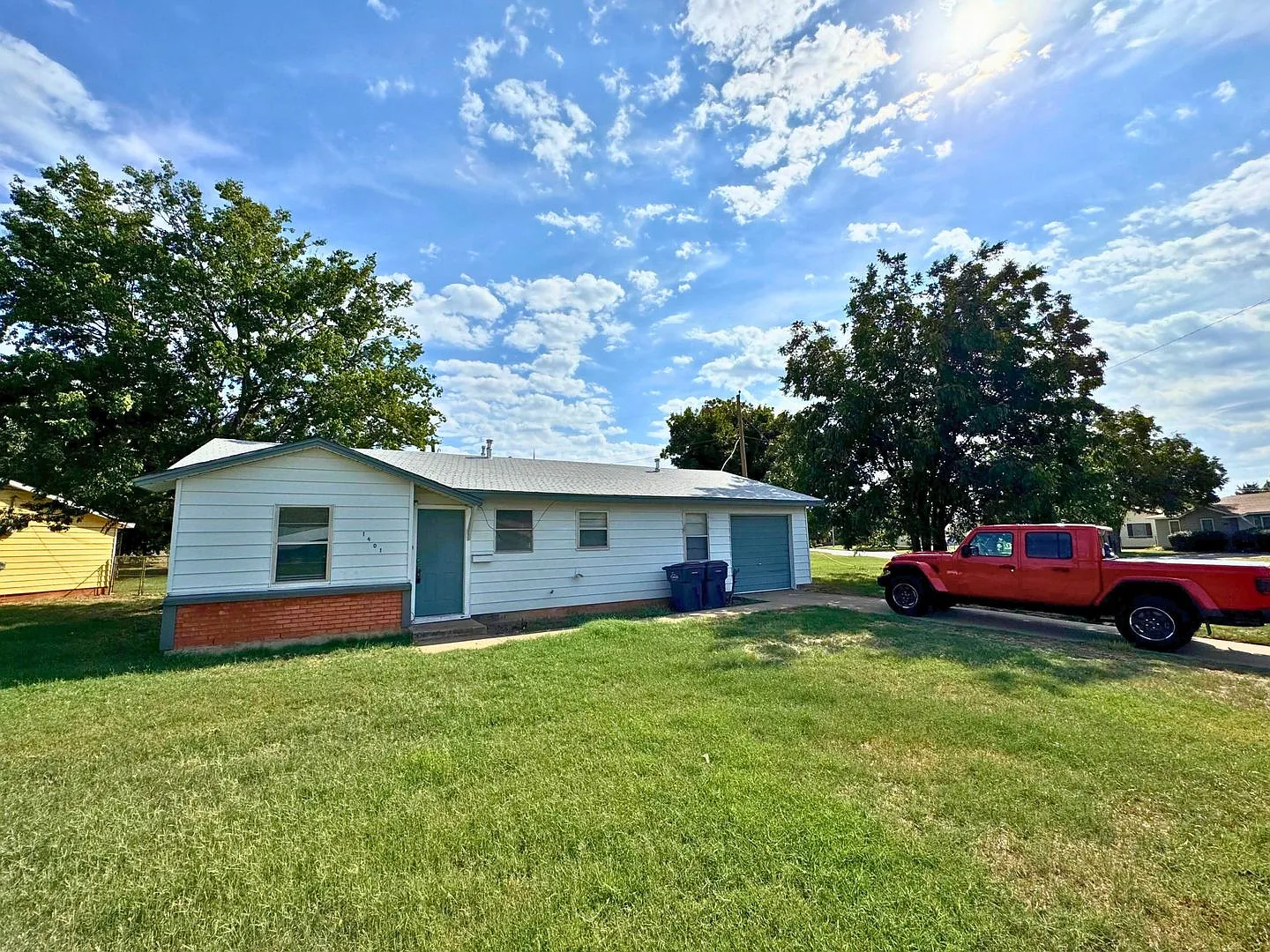 Cozy 3 Bed 1 Bath 1c Garage In Cityview! — Photo 1