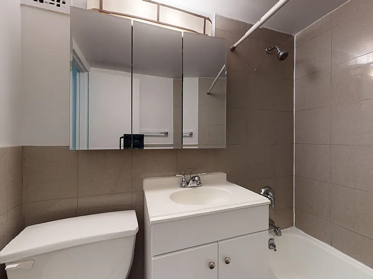 402 E 83rd St #2D — Photo 4