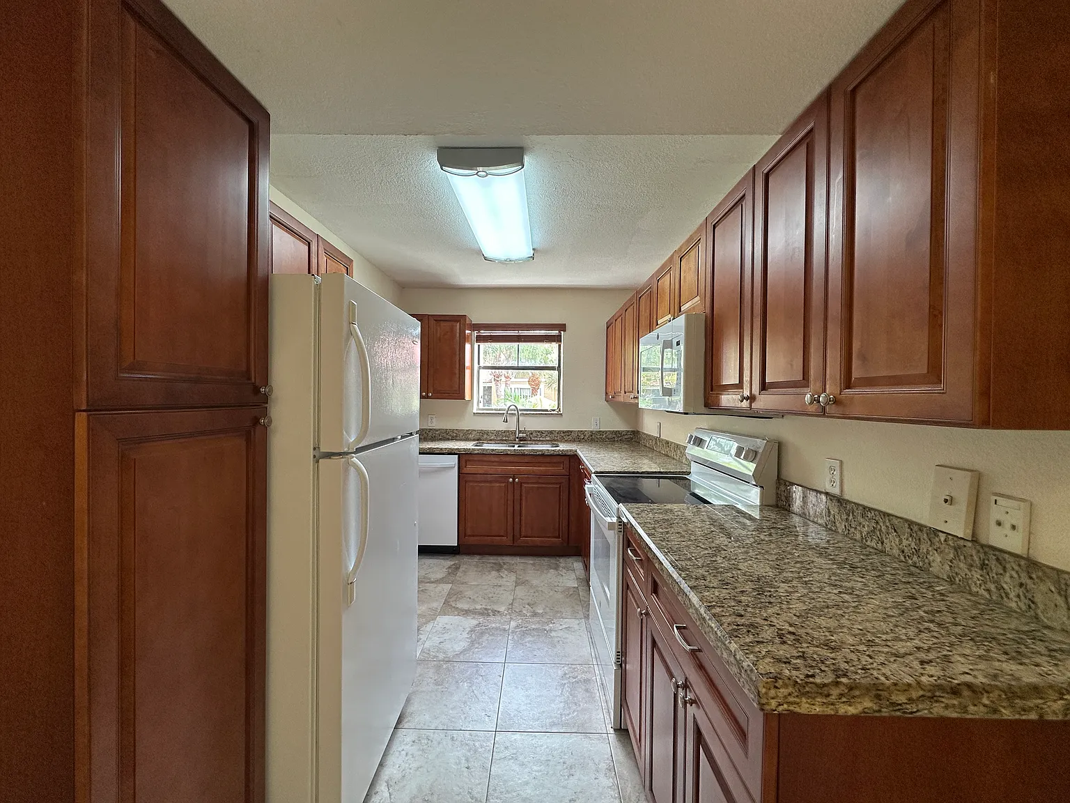 1 bed, 747 sqft, $2,200 — Photo 2