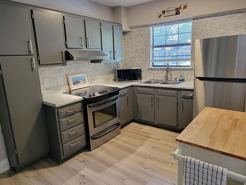 Newly renovated kitchen with modern appliances!