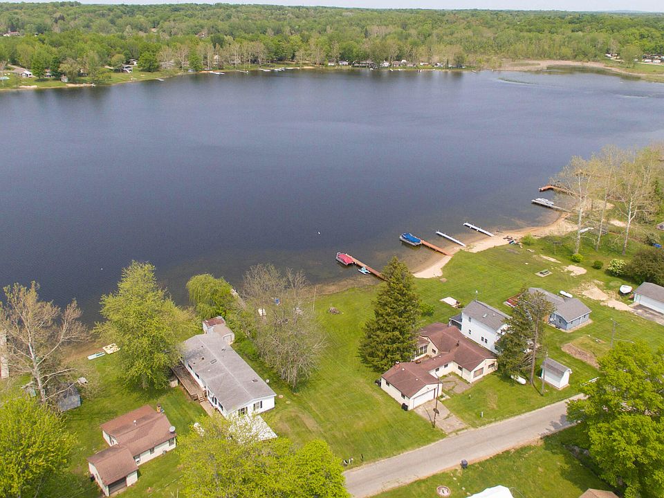 1st image of 46814 Woodland Dr