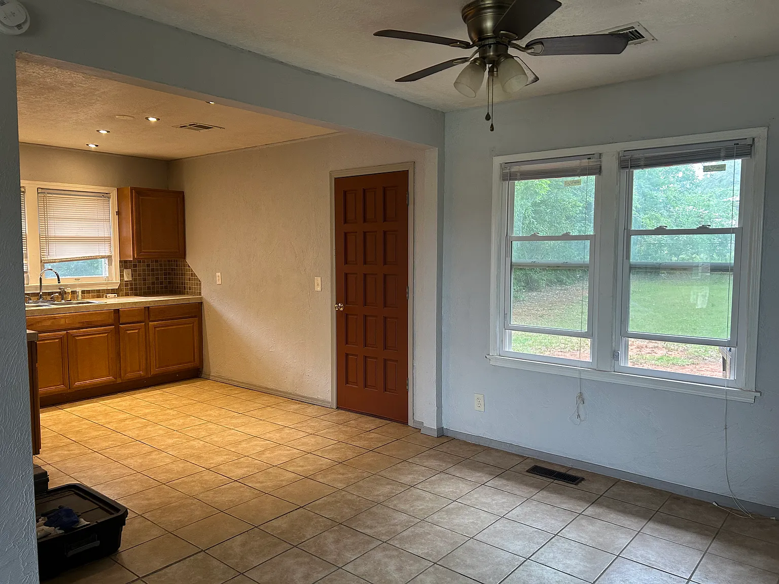 3 bed, 977 sqft, $1,350 — Photo 4