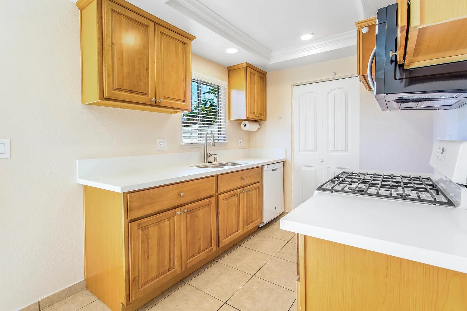Charming 3-Bedroom Townhome in Riverside Space, Comfort & Convenience! — Photo 3