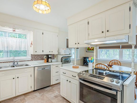4th image of 15 Fowler Ct