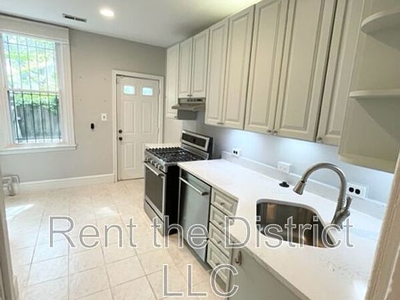 3rd image of 525 5th St NE