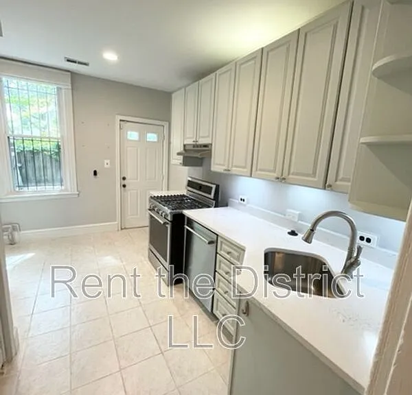 525 5th St NE — Photo 3