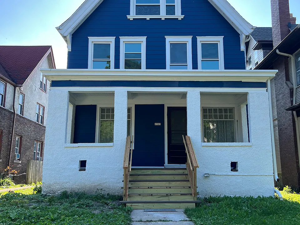 2909 N Farwell Ave