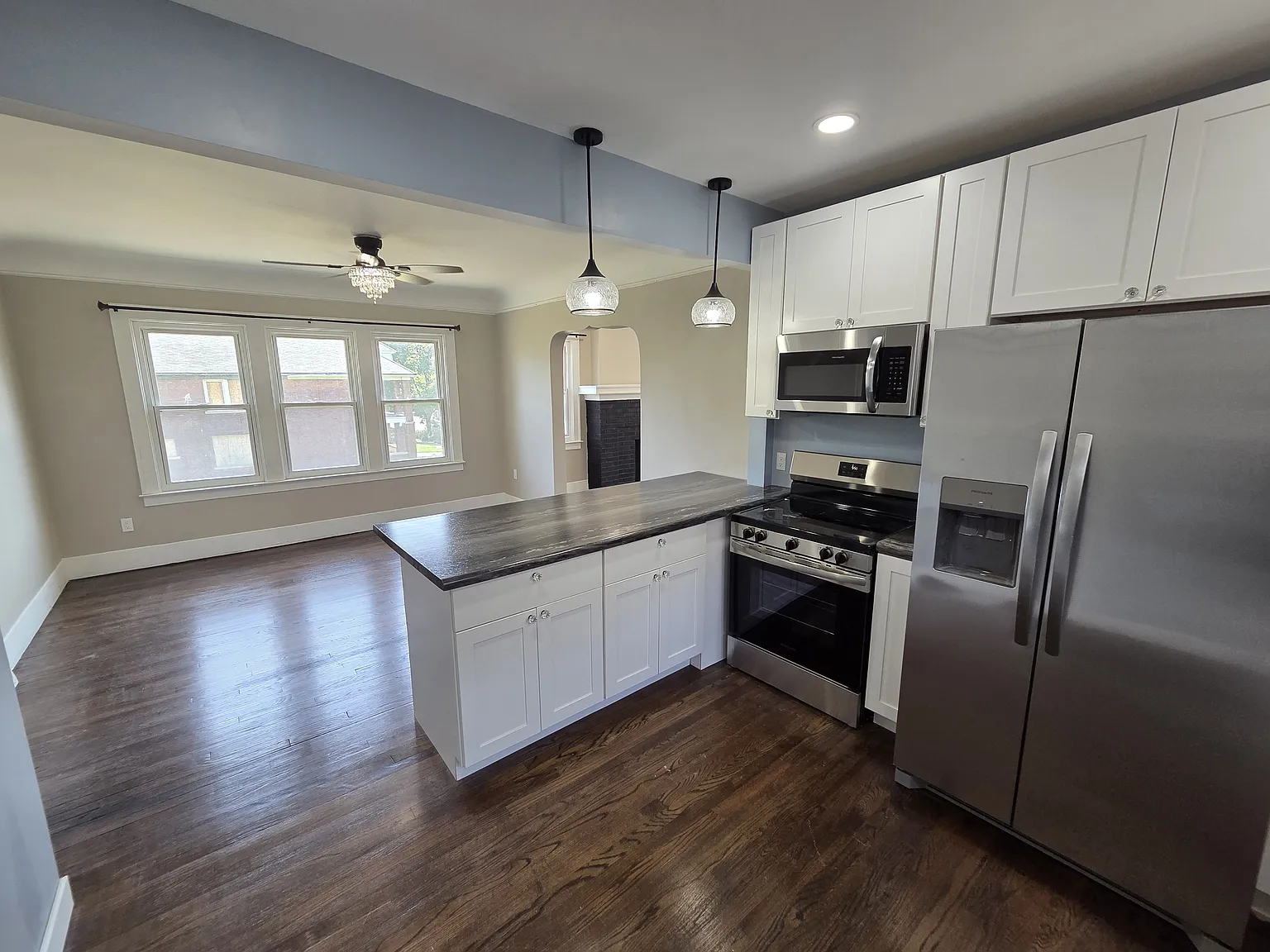 3 bed, 1300 sqft, $1,400 — Photo 2