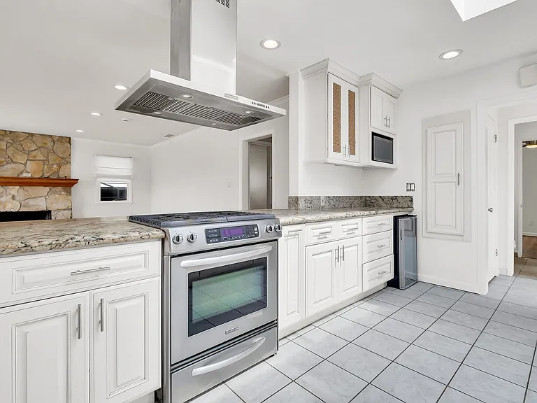 1536 Bonnie Brae St — Photo 12