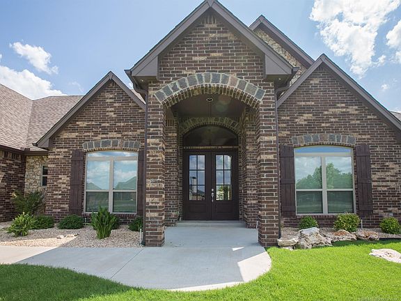 2nd image of 6501 N Oakwood Cir