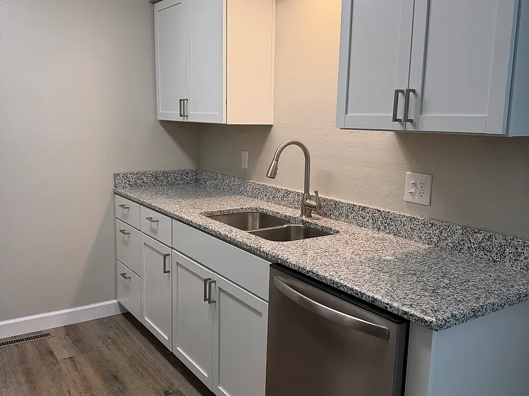 706 E Dyann Dr — Photo 5