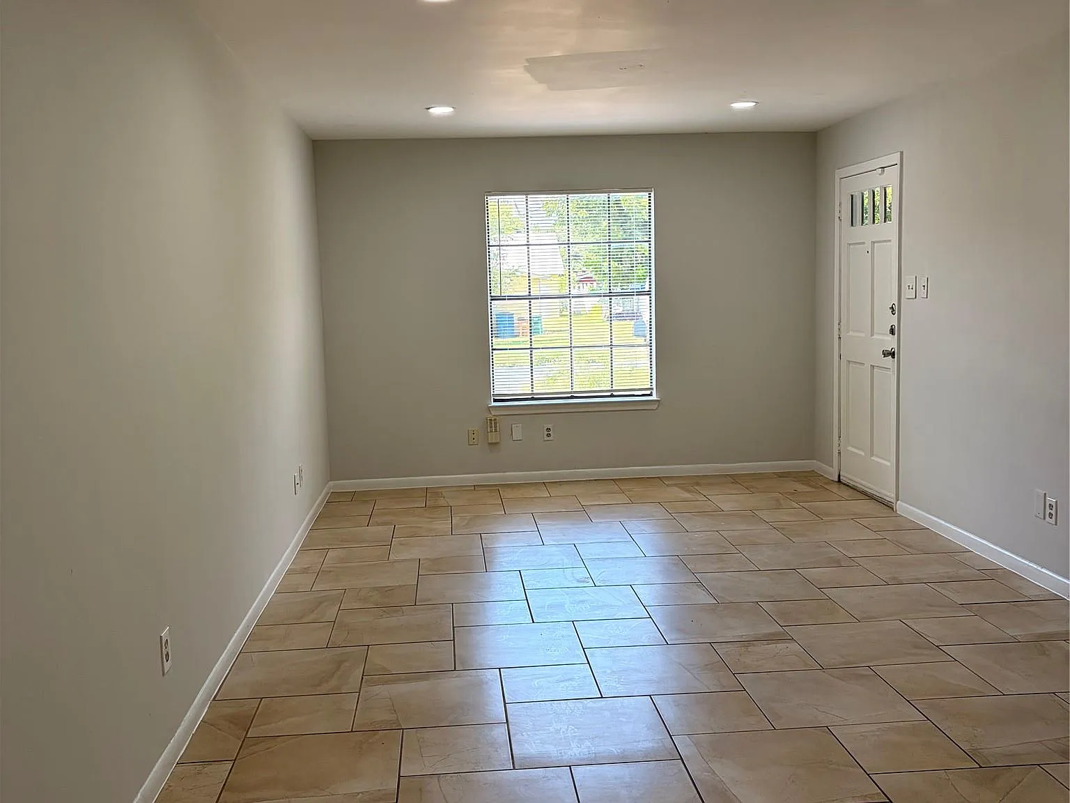 2 bed, 1.0 bath, 1007 sqft, $1,600 — Photo 2