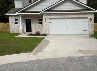 32 Laurel Oaks Cir, Freeport, FL 32439