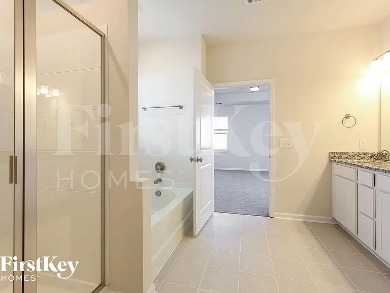 565 Hillpark Ln — Photo 10