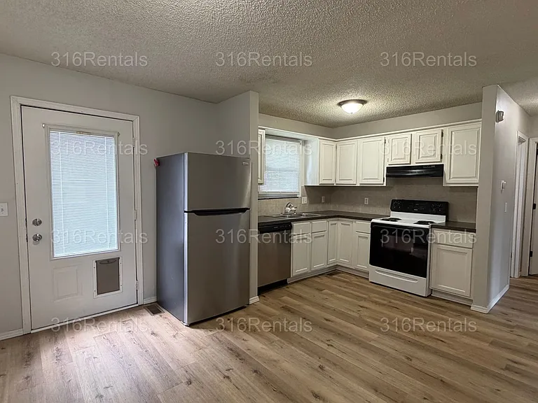 501 W Clark Ave — Photo 5