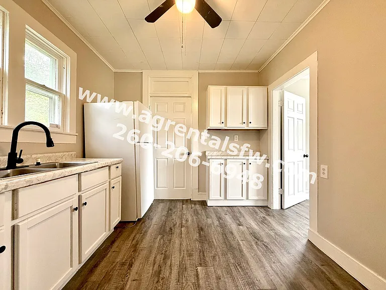 2720 Queen St — Photo 7