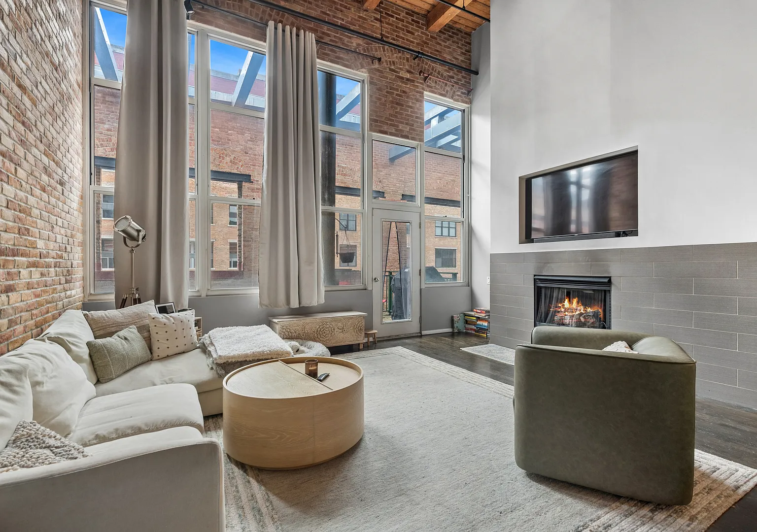 2 bed, 1700 sqft, $4,800 — Photo 2