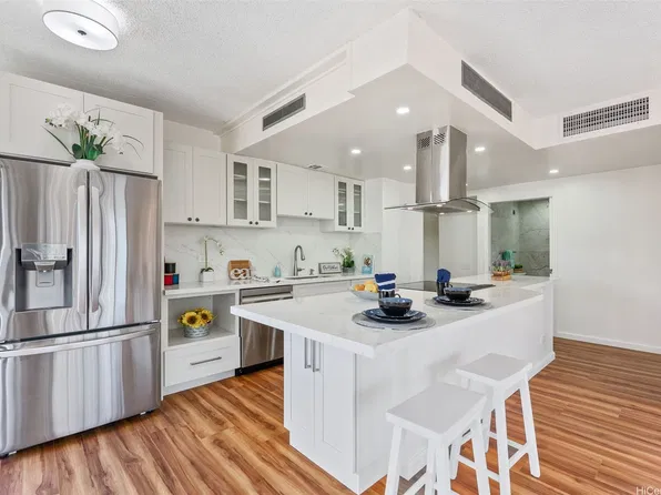 700 Richards St APT 2104, Honolulu, HI 96813