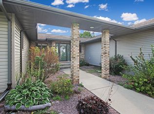 1030 N Mesa Dr, Freeport, IL 61032