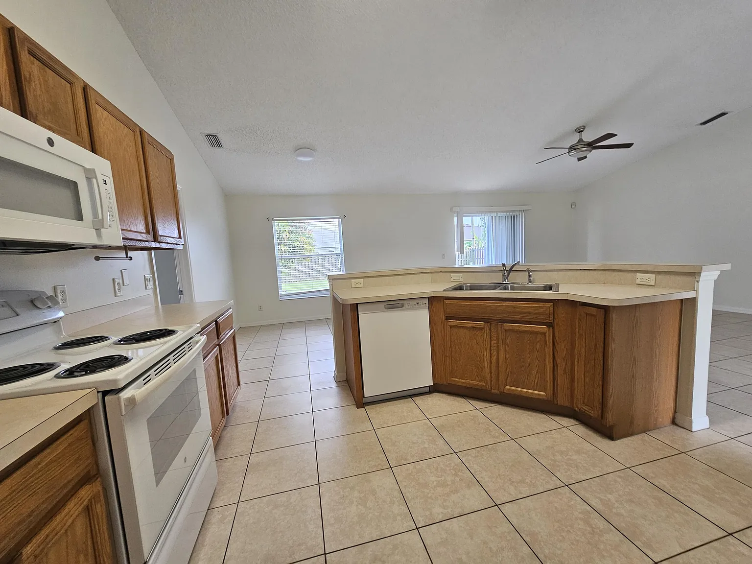 3 bed, 2.0 bath, 1688 sqft, $2,450 — Photo 3