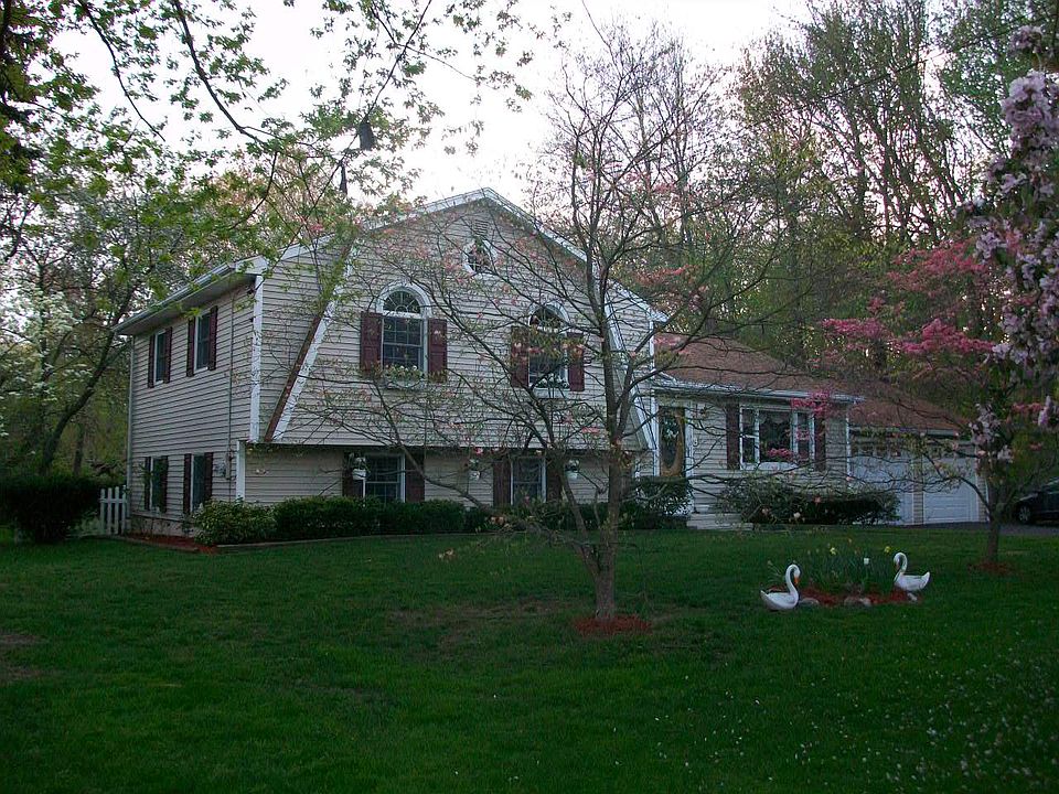 2nd image of 120 Oronoque Rd