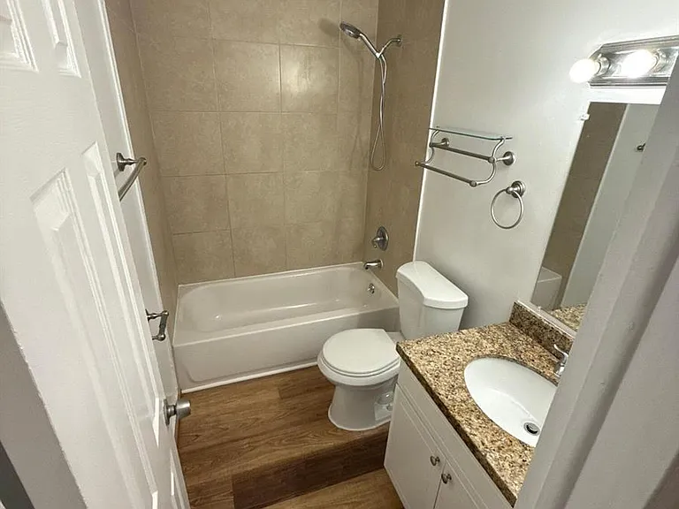717 NE 10th Ave #6 — Photo 8