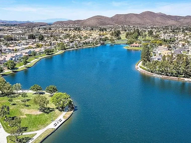Shoreline Dr — Photo 2