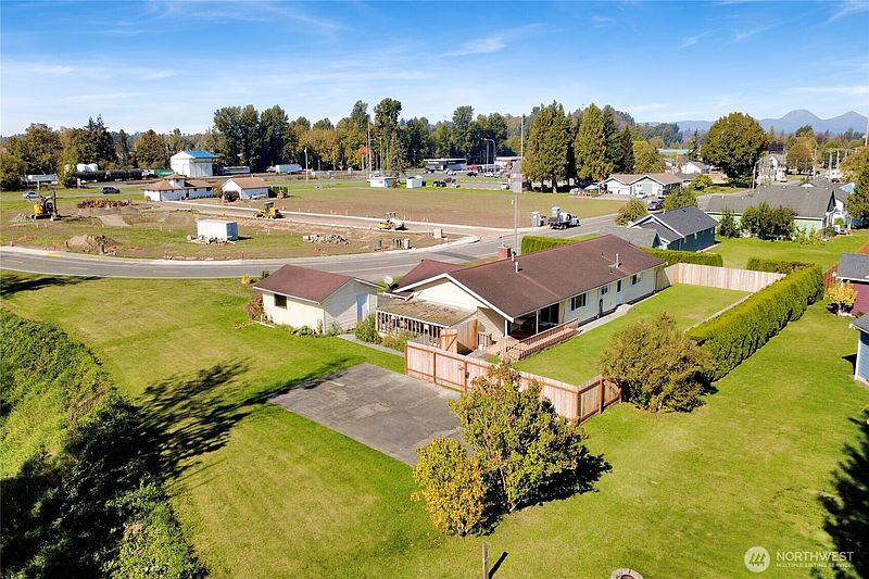 5th image of 1440 Sumas Avenue