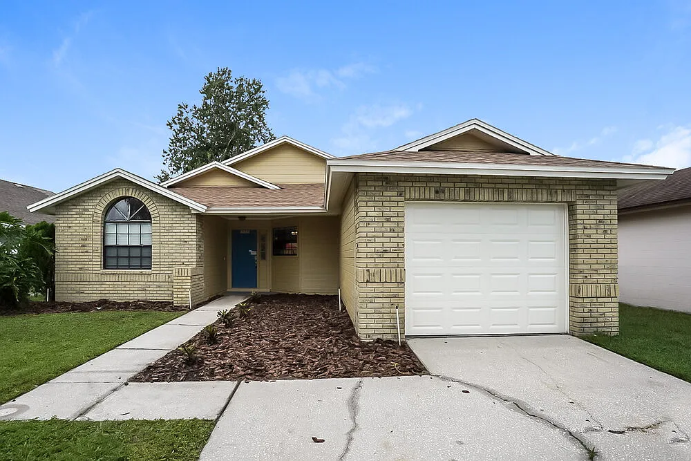 3 bed, 2.0 bath, 1280 sqft, $2,415 — Photo 1