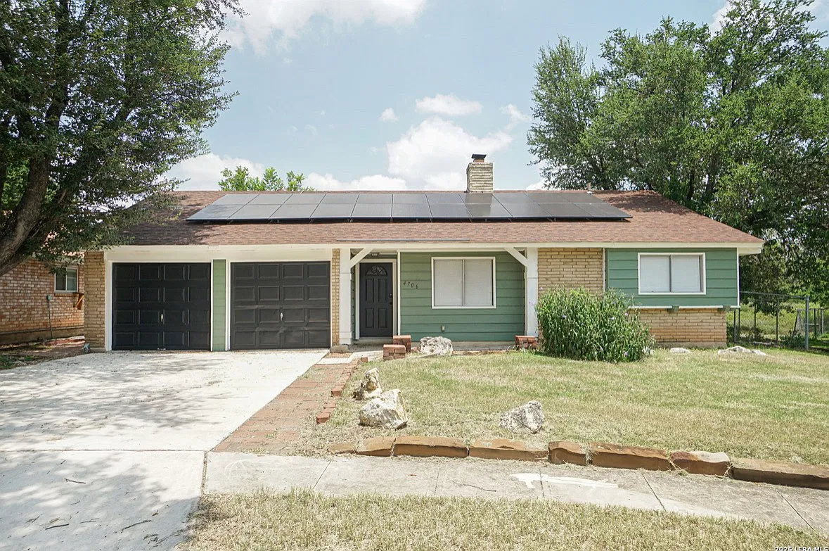 3 bed, 1299 sqft, $2,000 — Photo 1