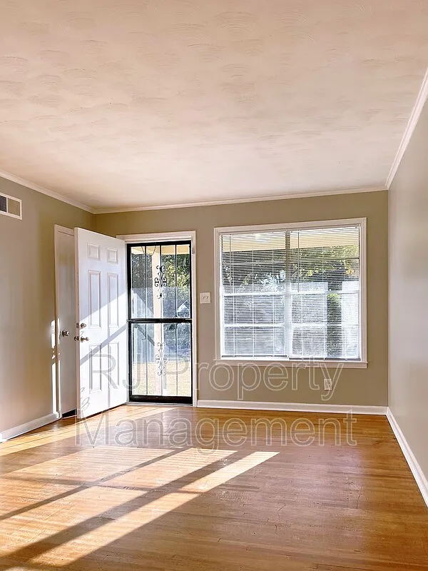 3 bed, 1.5 bath, 1235 sqft, $1,295 — Photo 4