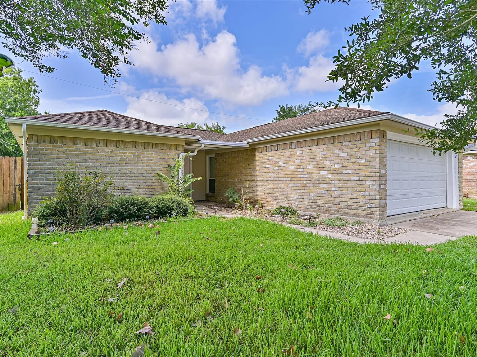 3 bed, 2.0 bath, 1339 sqft, $2,000 — Photo 3