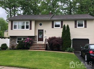 31 Sharon Ct, Colonia, NJ 07067