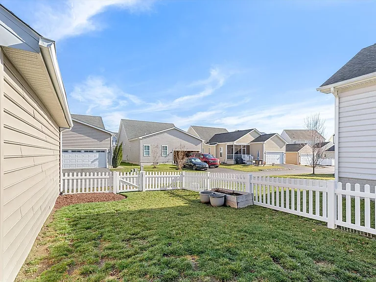 301 Adelaide Dr — Photo 44