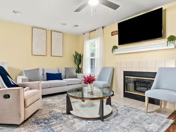 3rd image of 555 Heritage Ct