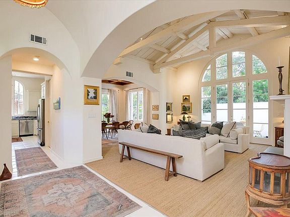 5th image of 462 Meadowbrook Dr
