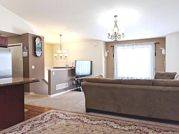 3rd image of 5890 Clear Pointe Dr SE
