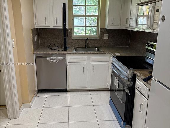 4th image of 1420 SW 28th Ave APT 6