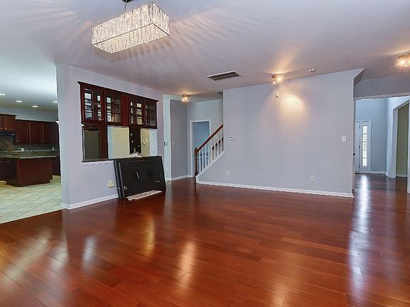 5th image of 10203 Barrands Ln