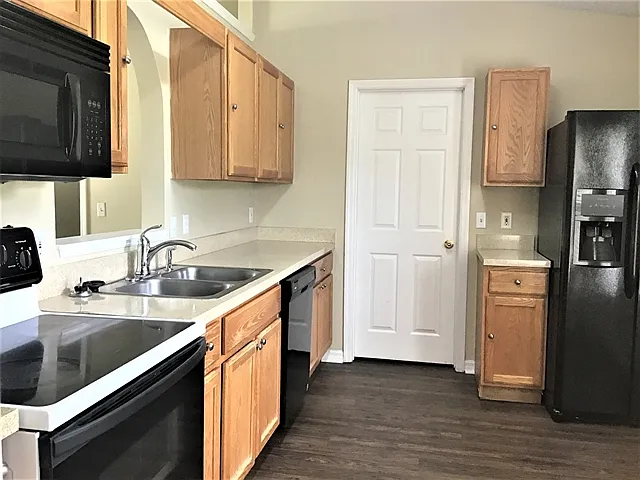 3 bed, 2.0 bath, 1260 sqft, $2,240 — Photo 2