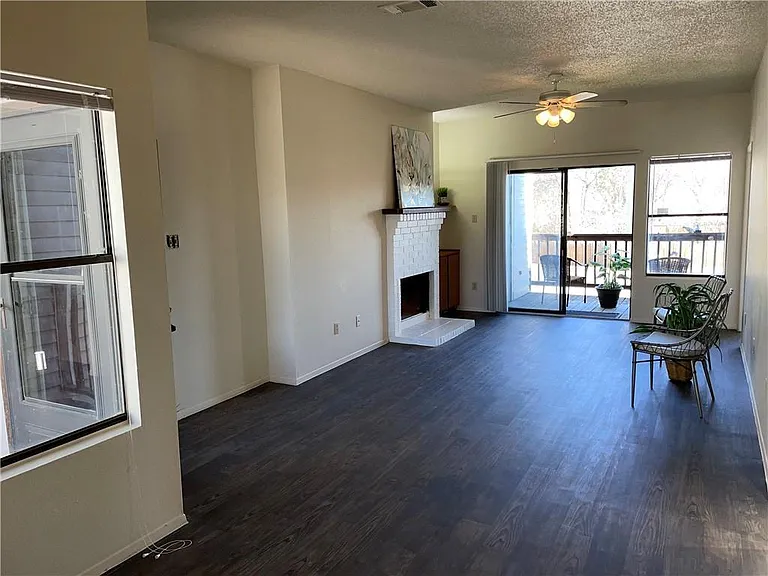2415 W Slaughter Ln #D — Photo 22