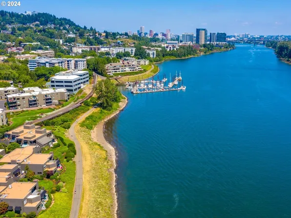 5624 S Riverside Ln Unit 2, Portland, OR 97239