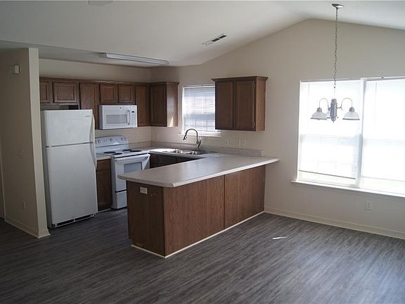2nd image of 2400 W Dogwood St