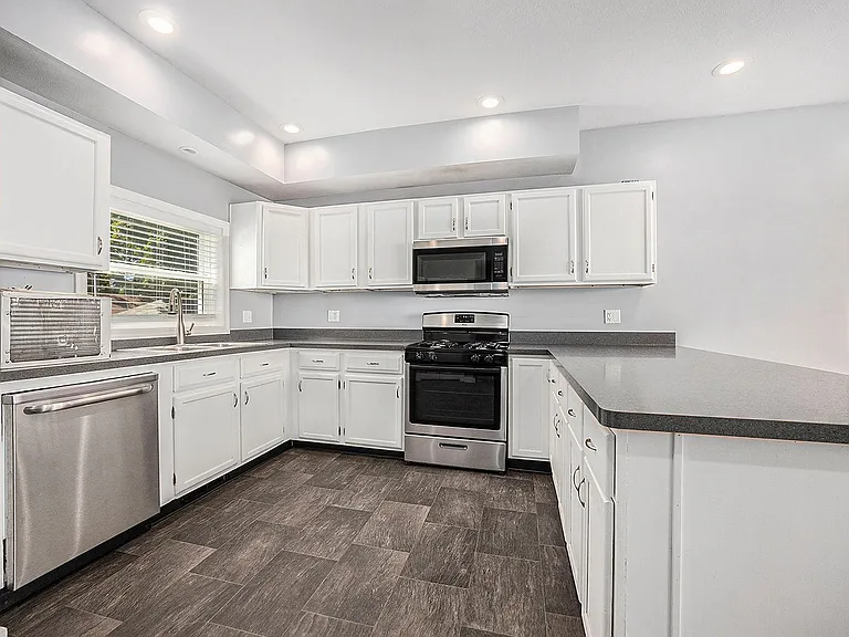 329 Ann St NE — Photo 5