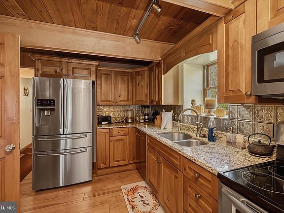 3rd image of 2448 Birchwood Dr