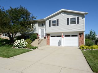 1690 Berkshire St, Glendale Heights, IL 60139