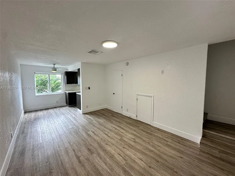 913 NE 17th St #8 — Photo 7