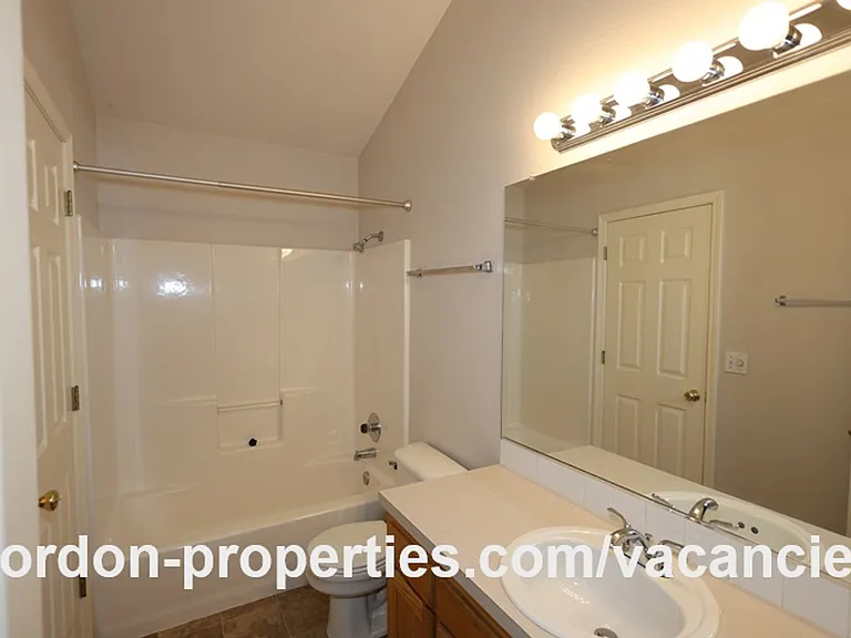 16913 NE Halsey St — Photo 35