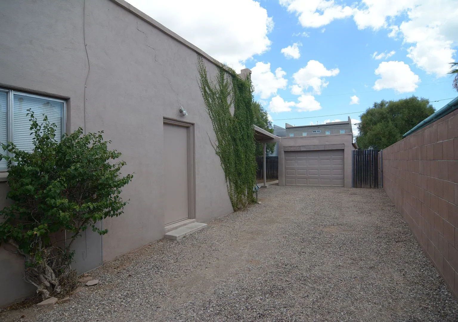 Charming Studio Home! Great Central Location! — Photo 1